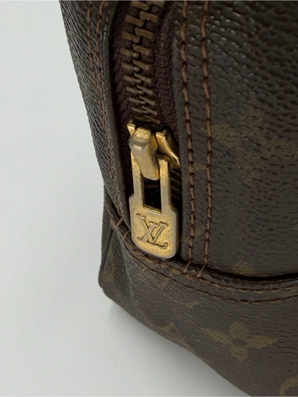 Louis Vuitton Trousse 28 Monogram Toiletry Bag W/Dust Bag Very Good Condition - Picture 10 of 16